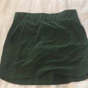 Athleta size 6 Chelsea cargo skirt